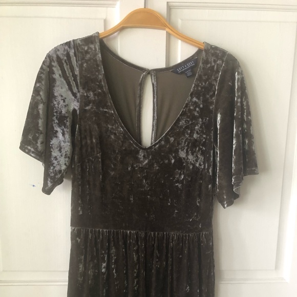 Super soft velvet romper with flutter sleeves - Picture 2 of 4